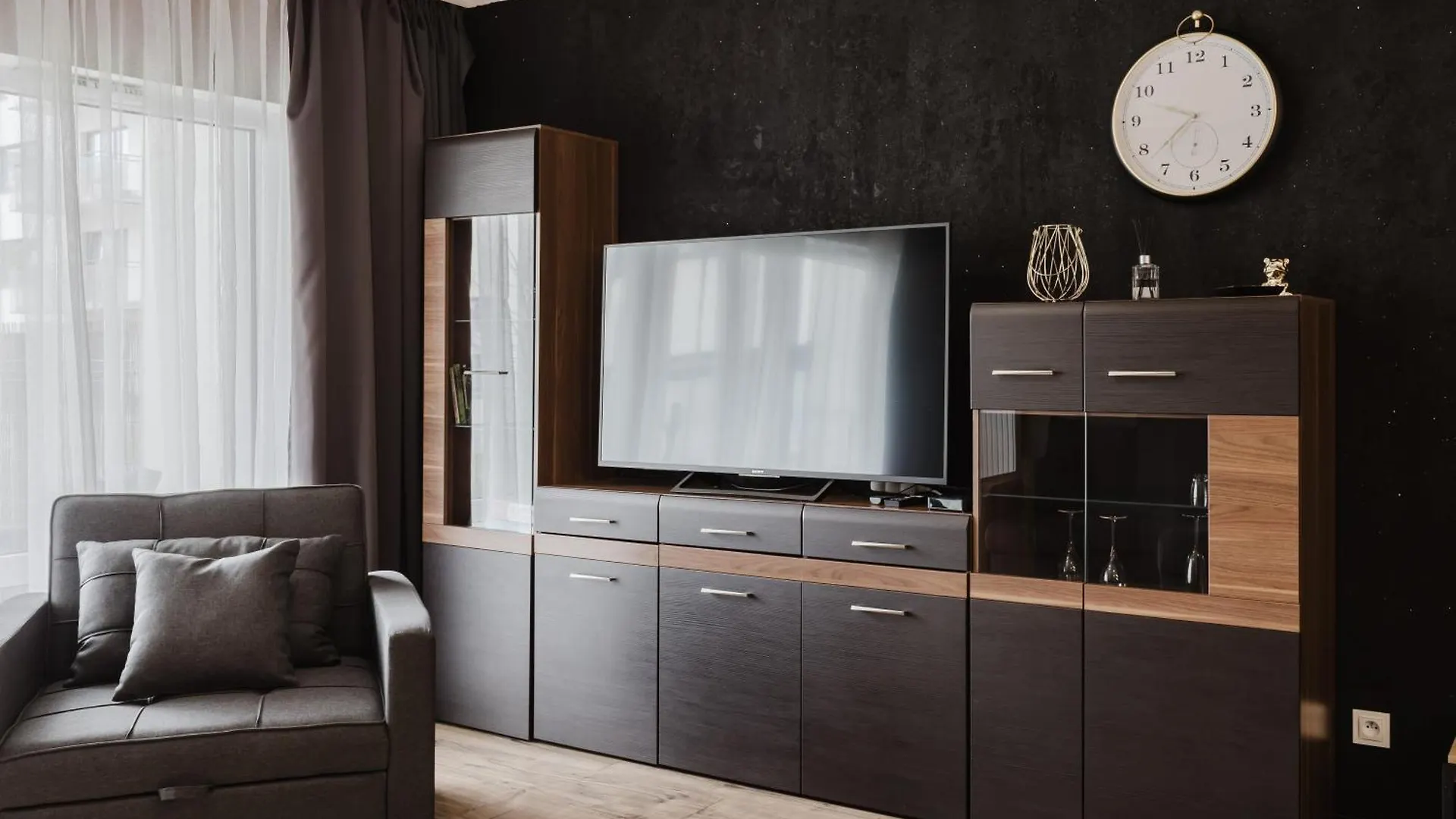 Lasek Marcelinski Deluxe Studio 포즈난 0*,